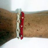 Pulseira trançada com bolinhas
