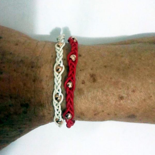 Pulseira trançada com bolinhas
